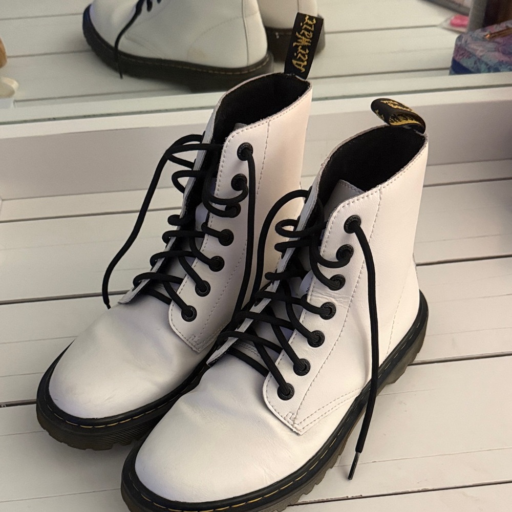 dr. martens‘s 1460 lace up white boots